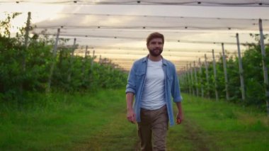 Mutlu çiftçi meyve bahçesinin tadını çıkarıyor. Tarım Denetleme İşadamı.