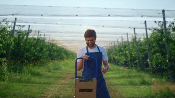 Atrakcyjny rolnik trzymający wiśnie na plantacji. Koncepcja gospodarstwa. — Wideo stockowe