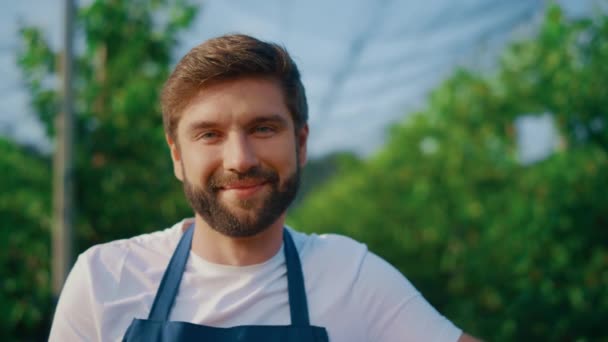 Campesino profesional sonriendo cámara en huerto de verano. Feliz agricultor posando. — Vídeos de Stock