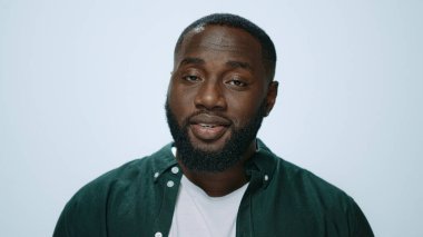 Yakın çekim çekici Afrikalı Amerikalı adam stüdyoda kameraya evet diyor..