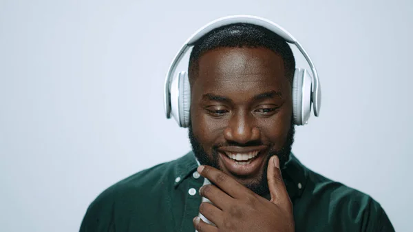 Πορτρέτο του θετικού Αφρικανού άνδρα που ακούει μουσική σε ακουστικά στο στούντιο. — Φωτογραφία Αρχείου