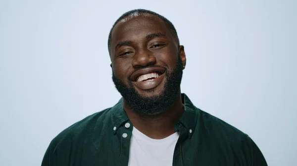 Primer plano africano guapo chico sonriendo a la cámara en el estudio. Afro hombre posando — Foto de Stock