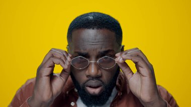 Afrikalı adam randevuya hazırlanıyor. Stüdyoda kameraya gülümseyen mutlu afro adam..