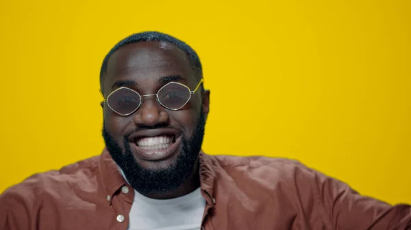 Retrato de chico africano disfrutando de la música en auriculares sobre fondo amarillo. —  Fotos de Stock