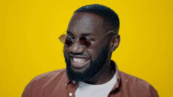 Retrato del hombre afroamericano sonriente bailando sobre fondo amarillo. —  Fotos de Stock