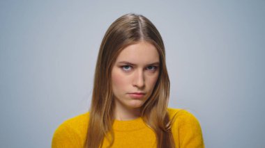 Stüdyodaki gri arkaplanı düşünen tatmin olmamış kadın modeller..