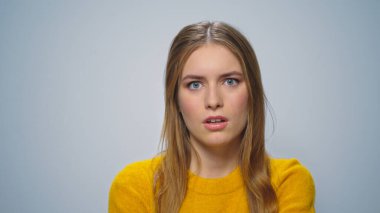 Gri arka planda kameraya bağıran kızgın çekici kadının portresi.. 