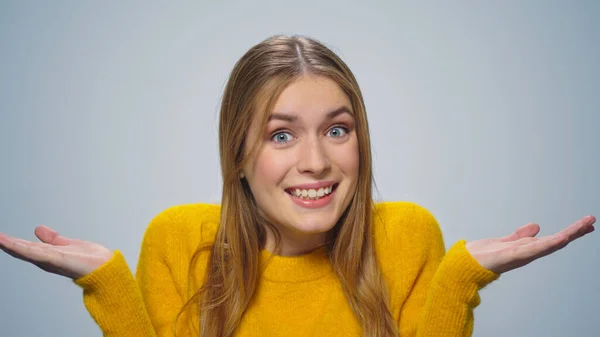 Portret van een glimlachende aantrekkelijke vrouw met schouders op een grijze achtergrond. — Stockfoto