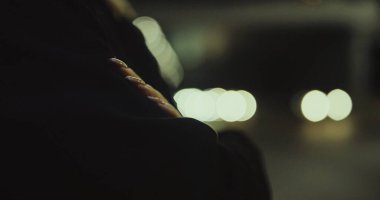 Yoldan geçen arabaların olduğu otoban yakınındaki bir omuz şehri.. 