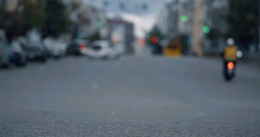 Bulanık şehir manzarası otoyolda ya da şehir merkezinde.. 