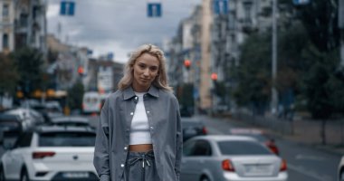 Güzel bir kadın yol kenarında yürüyüş yapıyor. Sürücü arabalarıyla.. 