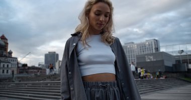 Şehir merkezindeki şehir binalarında merdivenlerden inen kız.. 