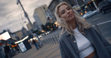 Gece yarısı sokakta yürüyen bir kadın var. Şehirdeki karanlık yolun yanında..