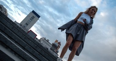 Şehir manzaralı şehir binalarında merdivenlerden inen bir kız.. 