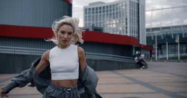 Koşan kız şehir bölgesi şehir merkezindeki modern binaların yanına taşınıyor.. 