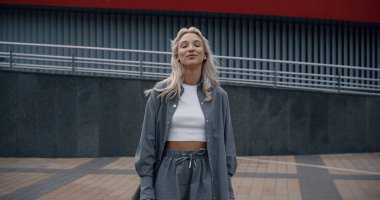 Şehir arka planında şehir kıyafetleri içinde muhteşem bir kız..