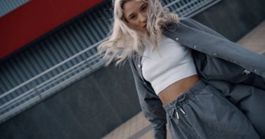 Modern şehir sokaklarında güzel bir kadın model el hareketi yapıyor.. 