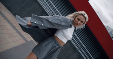 Şehrin arka planında duygusal olarak hareket eden olumlu kadın..