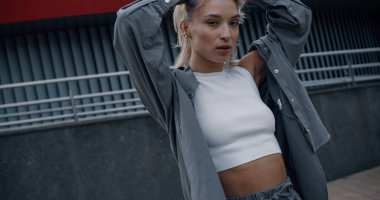 Şehrin modern binasının yakınlarında şehir modasında bir kız model..