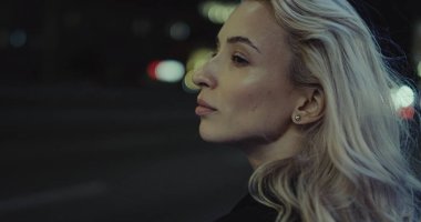 Şehir merkezindeki sokak ışıklarında kadın yüzü görünüyor.. 