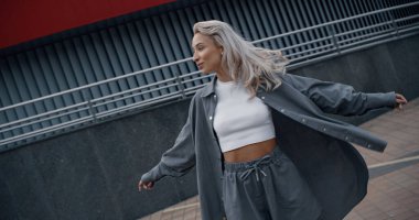 Şehir binalarında günlük kıyafetlerle poz veren neşeli kadın modeller.. 