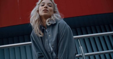 Şehir merkezindeki arka planda güzel bir model kamera var..