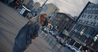 Akşam kasabasında, yol arabalarının yanında güzel şehir manzarası sergileyen bir model.. 