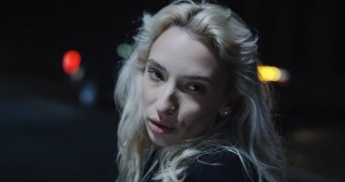 Model yüzlü kadın gece tünellerde poz veriyor.. 