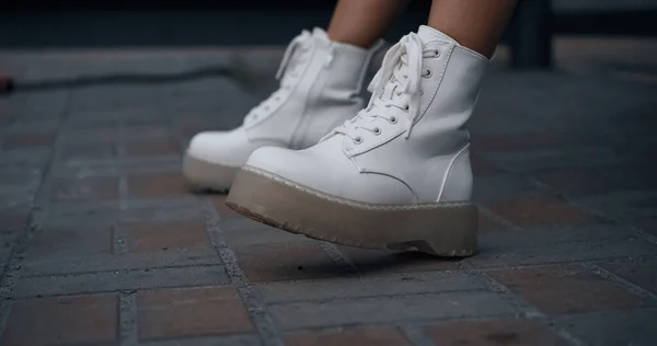 Scarpe bianche gambe che si muovono a terra nella città urbana. Donna che indossa scarpe in città. — Foto Stock