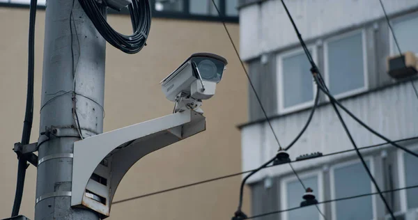 Cctv övervakningskamera inspelning utanför modern stad centrum byggnad. — Stockfoto