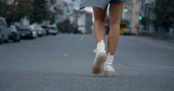 Piernas caminando por la calle en la carretera. Mujer dando un paseo por la ciudad. — Foto de Stock