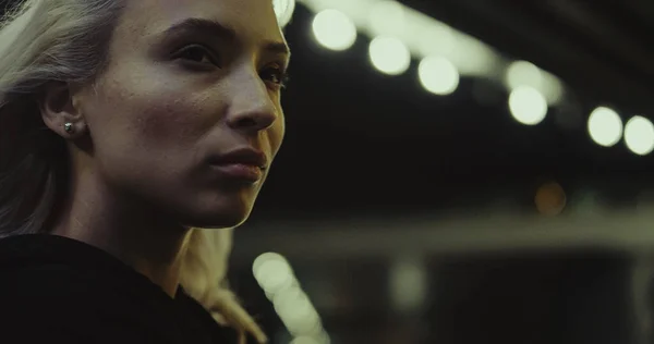 Mujer cara noche ciudad mirando pensativamente en el fondo urbano. —  Fotos de Stock