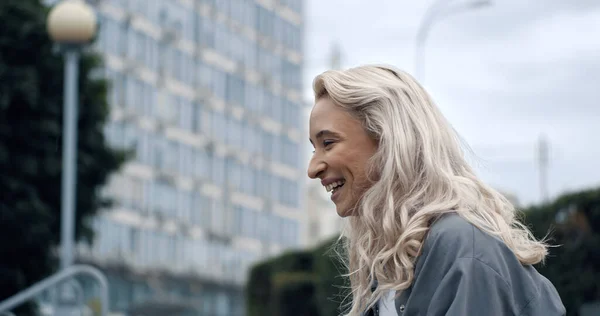 시내에서 도시 생활을 명령하는 웃는 여성 도시 풍경. — 스톡 사진