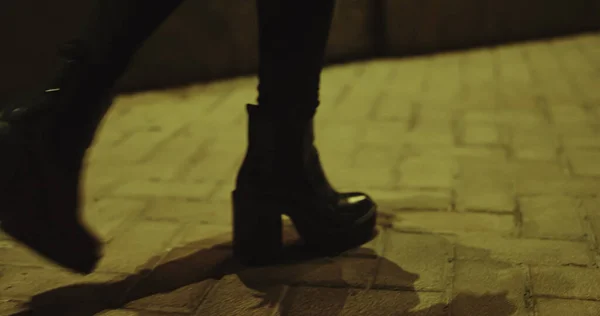 Kadın bacakları modern şehir yolunda gece gidiyor. Moda ayakkabıları sokakta yürüyor.. — Stok fotoğraf