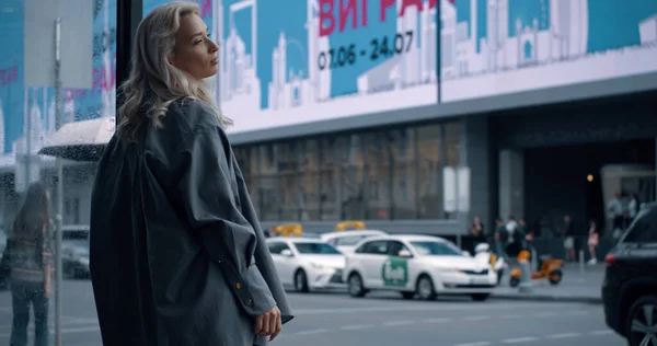 Kvinnlig modell poserar stad i casual wear på urban bakgrund nära bil väg. — Stockfoto