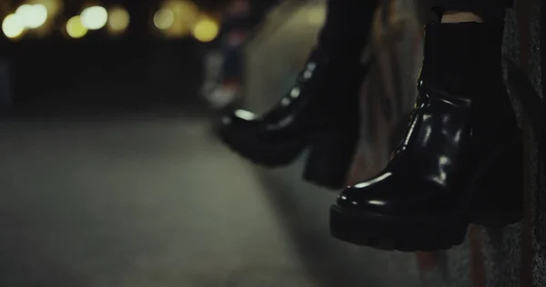 Kobieta buty nogi w ruchu późno w nocy miasto w tle miejskim. — Zdjęcie stockowe