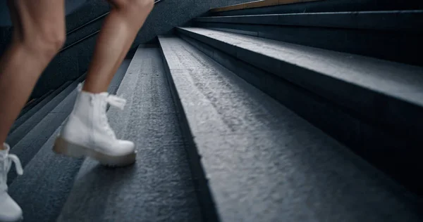 Niña piernas caminando escaleras en metro estación de metro en la calle de la ciudad. —  Fotos de Stock