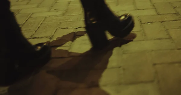 Kobieta nogi chodzenie noc w wysokich obcasach buty na ulicy w mieście. — Zdjęcie stockowe