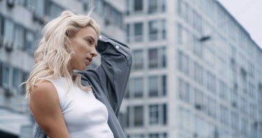 Şehir merkezinde gündüz vakti poz veren seksi model.. 