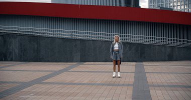 Kentsel arkaplanda boş alan üzerinde duran sokak modeli. 