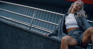 Şehir manzarasında poz veren çekici bir kadın.. 