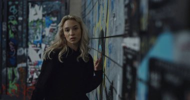 Endişeli kadın model, şehir merkezinde tek başına yürüyor.. 