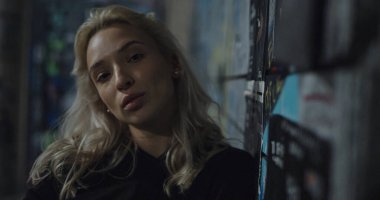 Şehir merkezindeki gece ışıklarına bakan rahat model kameralar.. 