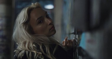 Güler yüzlü kadın şehrin yeraltı ışıklarında güven içinde poz veriyor.. 