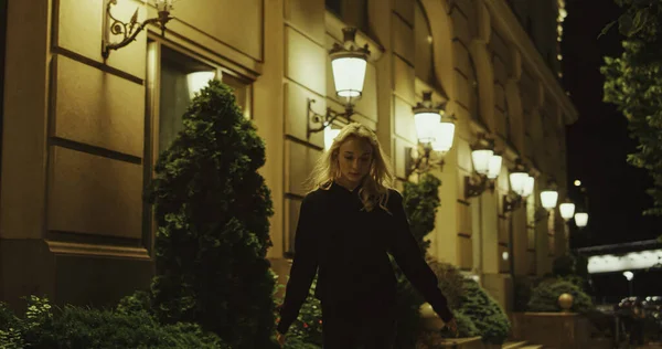 Cooles Mädchen geht allein auf nächtlicher Straße an der Stadtbeleuchtung im Stadtgebiet feiern. — Stockfoto