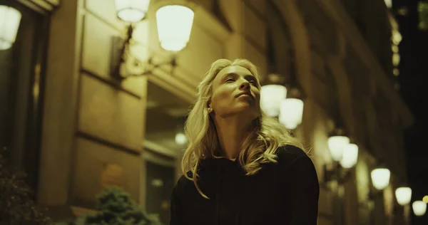 매력적 인 여자가 혼자 도시의 밤에 블록 근처를 걷는 모습. — 스톡 사진