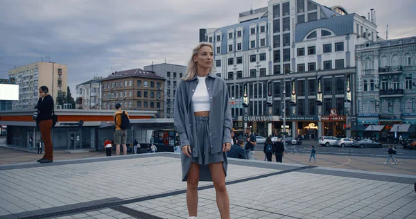 현대 건축 지역에서 저녁에 혼자 서 도시에 서 있는 여자. — 스톡 사진