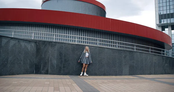 도시를 돌아다니는 소녀들 이 현대적 인 건물이나 거리에서 입는 옷. — 스톡 사진