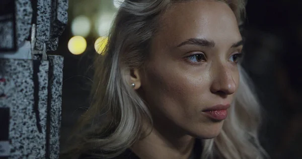 Mulher bonita cara da cidade noite olhando em luzes de rua. Menina de pé fora. — Fotografia de Stock