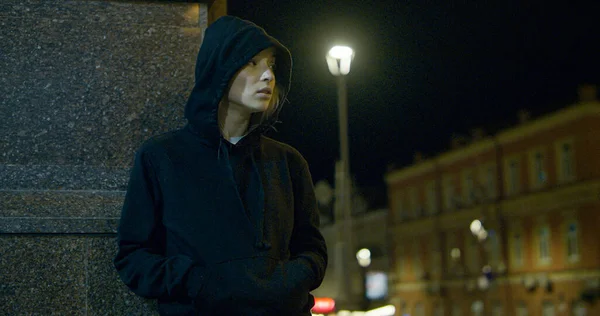 Gece sokakta kapüşonlu ceket giyen gizemli kadın.. — Stok fotoğraf